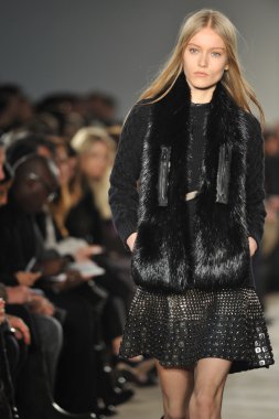 New york, ny - 11 Şubat: manken belstaff pist sonbahar 2013 mercedes-benz moda haftası sırasında YDK merkezinde 11 Şubat 2013 new York'ta yürür