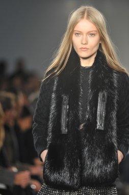 New york, ny - 11 Şubat: manken belstaff pist sonbahar 2013 mercedes-benz moda haftası sırasında YDK merkezinde 11 Şubat 2013 new York'ta yürür