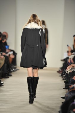 New york, ny - 11 Şubat: manken belstaff pist sonbahar 2013 mercedes-benz moda haftası sırasında YDK merkezinde 11 Şubat 2013 new York'ta yürür