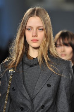 New york, ny - 11 Şubat: modelleri yürümek pist finale belstaff sonbahar 2013 mercedes-benz moda haftası sırasında YDK merkezinde 11 Şubat 2013 new York'ta.