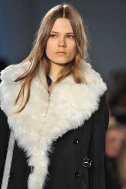 New york, ny - 11 Şubat: modelleri yürümek pist finale belstaff sonbahar 2013 mercedes-benz moda haftası sırasında YDK merkezinde 11 Şubat 2013 new York'ta.
