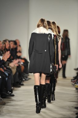 New york, ny - 11 Şubat: modelleri yürümek pist finale belstaff sonbahar 2013 mercedes-benz moda haftası sırasında YDK merkezinde 11 Şubat 2013 new York'ta