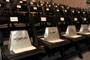 New York, Ny - Eylül 08: Genel görünümü frontstage, koltuk ve hediye çantaları Studio Lincoln Center'da bahar 2013 Mercedes-Benz Moda Haftası sırasında Katya Leonovich Show'da