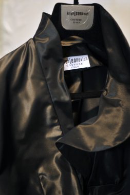 New york, ny - Eylül 08: elbise ve kumaş katya leonovich göstermek bahar 2013 mercedes-benz moda haftası stüdyoda kuliste de portre görünümünde lincoln center