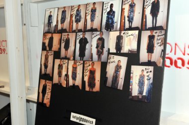 New york, ny - Eylül 08: kontrol panelinde sahne arkasında, katya leonovich fotoğrafları göster bahar 2013 mercedes-benz moda haftası stüdyoda bir model sanatçısını lincoln center