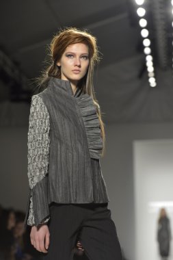 New york, ny - Eylül 08: manken katya leonovich show bahar 2013 mercedes-benz moda haftası olarak stüdyonun pist yürür lincoln center