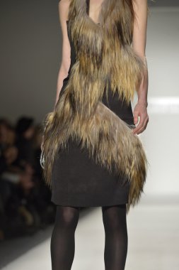 New york, ny - Eylül 08: manken katya leonovich show bahar 2013 mercedes-benz moda haftası olarak stüdyonun pist yürür lincoln center