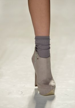 New york, ny - Eylül 08: manken katya leonovich show bahar 2013 mercedes-benz moda haftası olarak stüdyonun pist yürür lincoln center