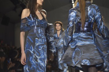 New york, ny - Eylül 08: modelleri yürümek katya leonovich show bahar 2013 mercedes-benz moda haftası lincoln center 8 Eylül 2012 tarihinde new York'ta stüdyodan pist