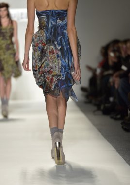 New york, ny - Eylül 08: manken katya leonovich show bahar 2013 mercedes-benz moda haftası lincoln center 8 Eylül 2012 tarihinde new York'ta stüdyodan pist yürür