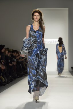 New york, ny - Eylül 08: manken katya leonovich show bahar 2013 mercedes-benz moda haftası lincoln center 8 Eylül 2012 tarihinde new York'ta stüdyodan pist yürür