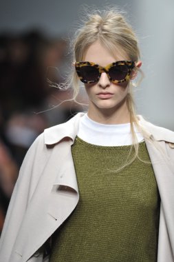 New york, ny - 11 Şubat: model 2013 defile pier 59-11 Şubat 2013 tarihinde new York'ta mercedes-benz moda haftası sırasında karen walker Güz, pist yürür