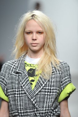 New york, ny - 11 Şubat: model 2013 defile pier 59-11 Şubat 2013 tarihinde new York'ta mercedes-benz moda haftası sırasında karen walker Güz, pist yürür