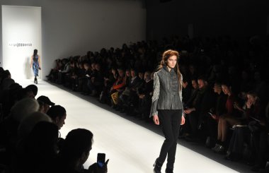 New york, ny - Eylül 08: katya leonovich show bahar 2013 mercedes-benz moda haftası lincoln center 8 Eylül 2012 tarihinde new York'ta stüdyodan pist üzerinde yan görünüm