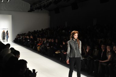 New york, ny - Eylül 08: katya leonovich show bahar 2013 mercedes-benz moda haftası lincoln center 8 Eylül 2012 tarihinde new York'ta stüdyodan pist üzerinde yan görünüm