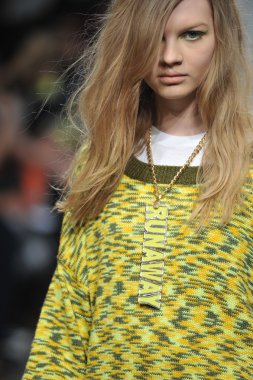 New york, ny - 11 Şubat: model 2013 defile pier 59-11 Şubat 2013 tarihinde new York'ta mercedes-benz moda haftası sırasında karen walker Güz, pist yürür