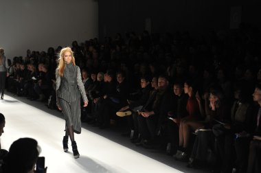 New york, ny - Eylül 08: katya leonovich show bahar 2013 mercedes-benz moda haftası lincoln center 8 Eylül 2012 tarihinde new York'ta stüdyodan pist üzerinde yan görünüm