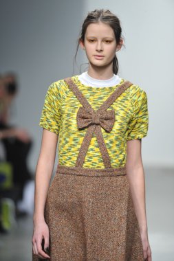 New york, ny - 11 Şubat: model 2013 defile pier 59-11 Şubat 2013 tarihinde new York'ta mercedes-benz moda haftası sırasında karen walker Güz, pist yürür