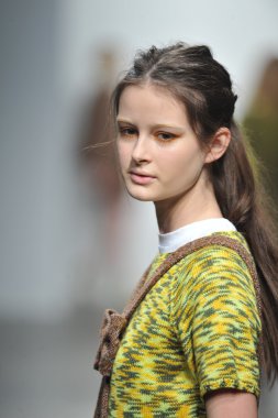 New york, ny - 11 Şubat: model 2013 defile pier 59-11 Şubat 2013 tarihinde new York'ta mercedes-benz moda haftası sırasında karen walker Güz, pist yürür