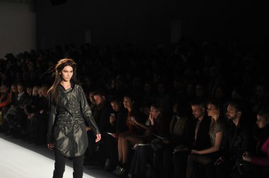 New york, ny - Eylül 08: katya leonovich show bahar 2013 mercedes-benz moda haftası lincoln center 8 Eylül 2012 tarihinde new York'ta stüdyodan pist üzerinde yan görünüm