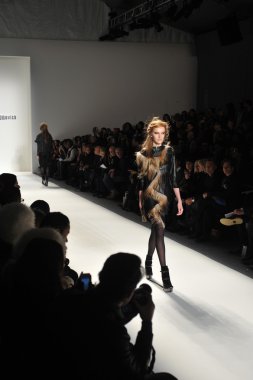 New york, ny - Eylül 08: katya leonovich show bahar 2013 mercedes-benz moda haftası lincoln center 8 Eylül 2012 tarihinde new York'ta stüdyodan pist üzerinde yan görünüm