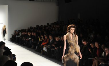New york, ny - Eylül 08: katya leonovich show bahar 2013 mercedes-benz moda haftası lincoln center 8 Eylül 2012 tarihinde new York'ta stüdyodan pist üzerinde yan görünüm
