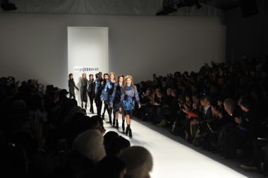New york, ny - Eylül 08: katya leonovich show bahar 2013 mercedes-benz moda haftası lincoln center 8 Eylül 2012 tarihinde new York'ta stüdyodan pist üzerinde yan görünüm