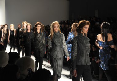 New york, ny - Eylül 08: katya leonovich show bahar 2013 mercedes-benz moda haftası lincoln center 8 Eylül 2012 tarihinde new York'ta stüdyodan pist üzerinde yan görünüm