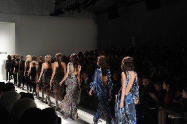 New york, ny - Eylül 08: katya leonovich show bahar 2013 mercedes-benz moda haftası lincoln center 8 Eylül 2012 tarihinde new York'ta stüdyodan pist üzerinde yan görünüm