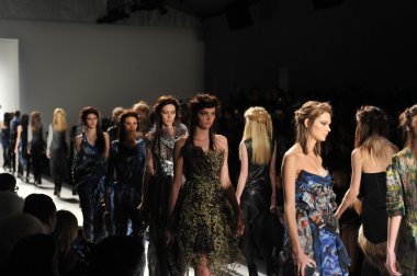 New york, ny - Eylül 08: katya leonovich show bahar 2013 mercedes-benz moda haftası lincoln center 8 Eylül 2012 tarihinde new York'ta stüdyodan pist üzerinde yan görünüm