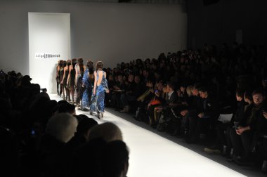 New york, ny - Eylül 08: katya leonovich show bahar 2013 mercedes-benz moda haftası lincoln center 8 Eylül 2012 tarihinde new York'ta stüdyodan pist üzerinde yan görünüm