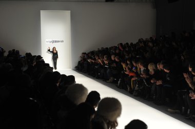 New york, ny - Eylül 08: katya leonovich show bahar 2013 mercedes-benz moda haftası lincoln center 8 Eylül 2012 tarihinde new York'ta stüdyodan pist üzerinde yan görünüm