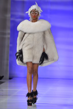 New york - 15 Şubat: catalin botezatu moda pist yürüyüş modeli couture moda haftası 15 Şubat 2013 tarihinde new York'ta new yorker hotel göster