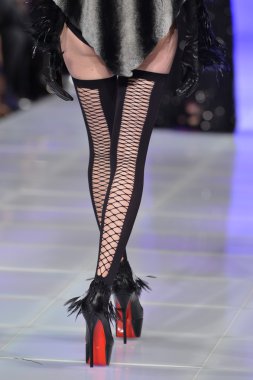 New york - 15 Şubat: catalin botezatu moda pist yürüyüş modeli couture moda haftası 15 Şubat 2013 tarihinde new York'ta new yorker hotel göster