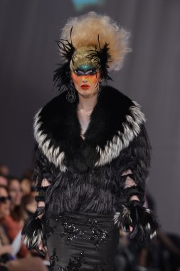 New york - 15 Şubat: catalin botezatu moda pist yürüyüş modeli couture moda haftası 15 Şubat 2013 tarihinde new York'ta new yorker hotel göster