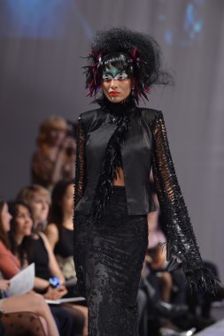 New york - 15 Şubat: catalin botezatu moda pist yürüyüş modeli couture moda haftası 15 Şubat 2013 tarihinde new York'ta new yorker hotel göster