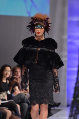 New york - 15 Şubat: catalin botezatu moda pist yürüyüş modeli couture moda haftası 15 Şubat 2013 tarihinde new York'ta new yorker hotel göster