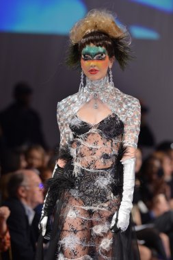 New york - 15 Şubat: catalin botezatu moda pist yürüyüş modeli couture moda haftası 15 Şubat 2013 tarihinde new York'ta new yorker hotel göster