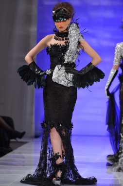 New york - 15 Şubat: catalin botezatu moda pist yürüyüş modeli couture moda haftası 15 Şubat 2013 tarihinde new York'ta new yorker hotel göster