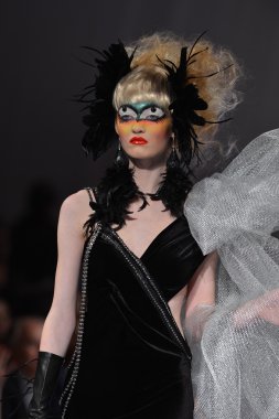 New york - 15 Şubat: catalin botezatu moda pist yürüyüş modeli couture moda haftası 15 Şubat 2013 tarihinde new York'ta new yorker hotel göster