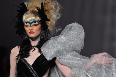 New york - 15 Şubat: catalin botezatu moda pist yürüyüş modeli couture moda haftası 15 Şubat 2013 tarihinde new York'ta new yorker hotel göster