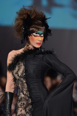 New york - 15 Şubat: catalin botezatu moda pist yürüyüş modeli couture moda haftası 15 Şubat 2013 tarihinde new York'ta new yorker hotel göster