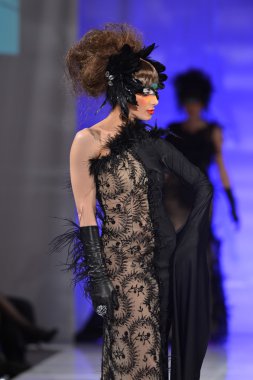 New york - 15 Şubat: catalin botezatu moda pist yürüyüş modeli couture moda haftası 15 Şubat 2013 tarihinde new York'ta new yorker hotel göster