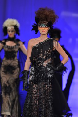 New york - 15 Şubat: catalin botezatu moda pist yürüyüş modeli couture moda haftası 15 Şubat 2013 tarihinde new York'ta new yorker hotel göster