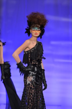 New york - 15 Şubat: catalin botezatu moda pist yürüyüş modeli couture moda haftası 15 Şubat 2013 tarihinde new York'ta new yorker hotel göster