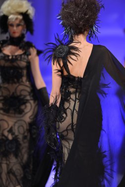 New york - 15 Şubat: catalin botezatu moda pist yürüyüş modeli couture moda haftası 15 Şubat 2013 tarihinde new York'ta new yorker hotel göster