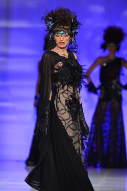 New york - 15 Şubat: catalin botezatu moda pist yürüyüş modeli couture moda haftası 15 Şubat 2013 tarihinde new York'ta new yorker hotel göster
