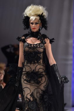 New york - 15 Şubat: catalin botezatu moda pist yürüyüş modeli couture moda haftası 15 Şubat 2013 tarihinde new York'ta new yorker hotel göster