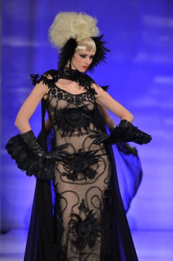 New york - 15 Şubat: catalin botezatu moda pist yürüyüş modeli couture moda haftası 15 Şubat 2013 tarihinde new York'ta new yorker hotel göster