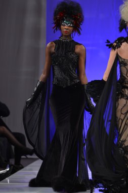 New york - 15 Şubat: catalin botezatu moda pist yürüyüş modeli couture moda haftası 15 Şubat 2013 tarihinde new York'ta new yorker hotel göster